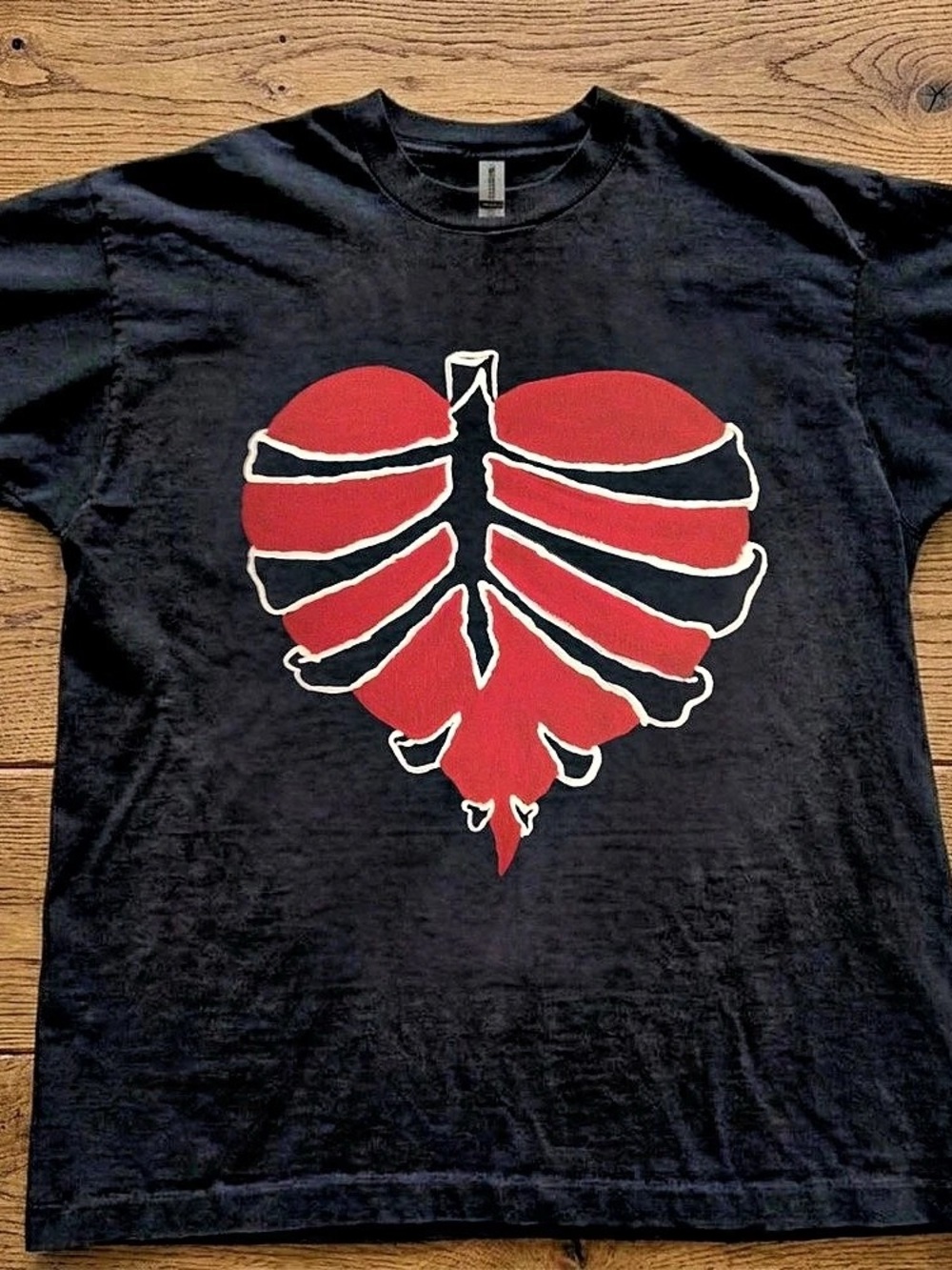 Gildan Heart Graphic Short Sleeve T-Shirt in Black & Red